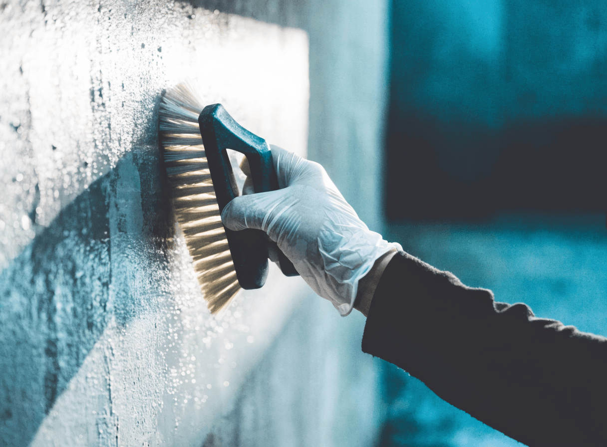 Nettoyage d'un mur dans un logement insalubre
